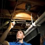 Mr. Beams LED-Außenwandleuchte MB310 mit Sensor im Einsatz, montiert an einer Holzdecke.