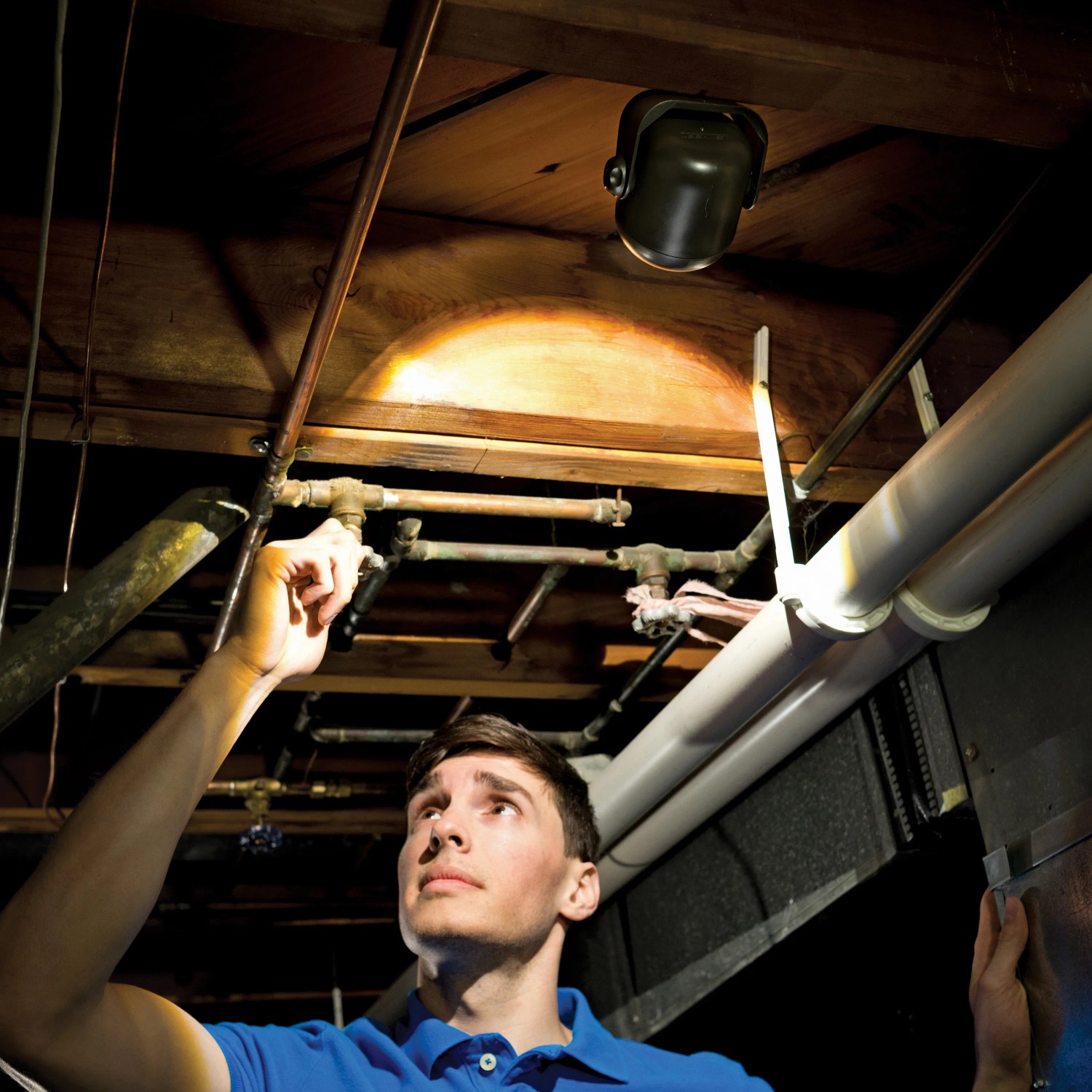 Mr. Beams LED-Außenwandleuchte MB310 mit Sensor im Einsatz, montiert an einer Holzdecke.