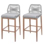 Zwei hellgraue Barhocker mit Seilgeflecht, Holz-Optik Beinen und Kissen. Modernes 2er-Set für Outdoor.