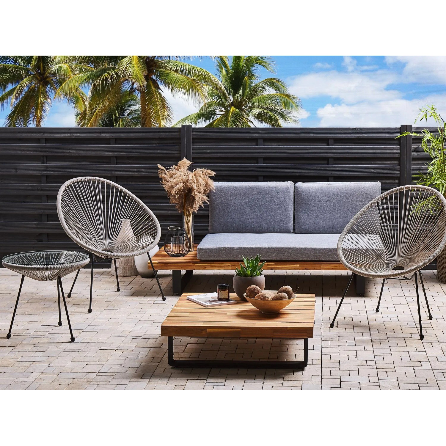 Hellgraues Bistro Set ACAPULCO II von Beliani mit Tisch und Stühlen für Garten und Balkon.