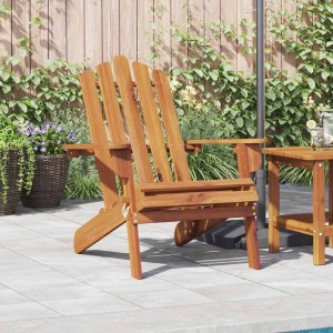 Adirondack-Gartenstuhl aus massivem Akazienholz mit Naturöl-Finish auf einer Terrasse, umgeben von Pflanzen.