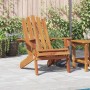 Adirondack-Gartenstuhl aus massivem Akazienholz mit Naturöl-Finish auf einer Terrasse, umgeben von Pflanzen.
