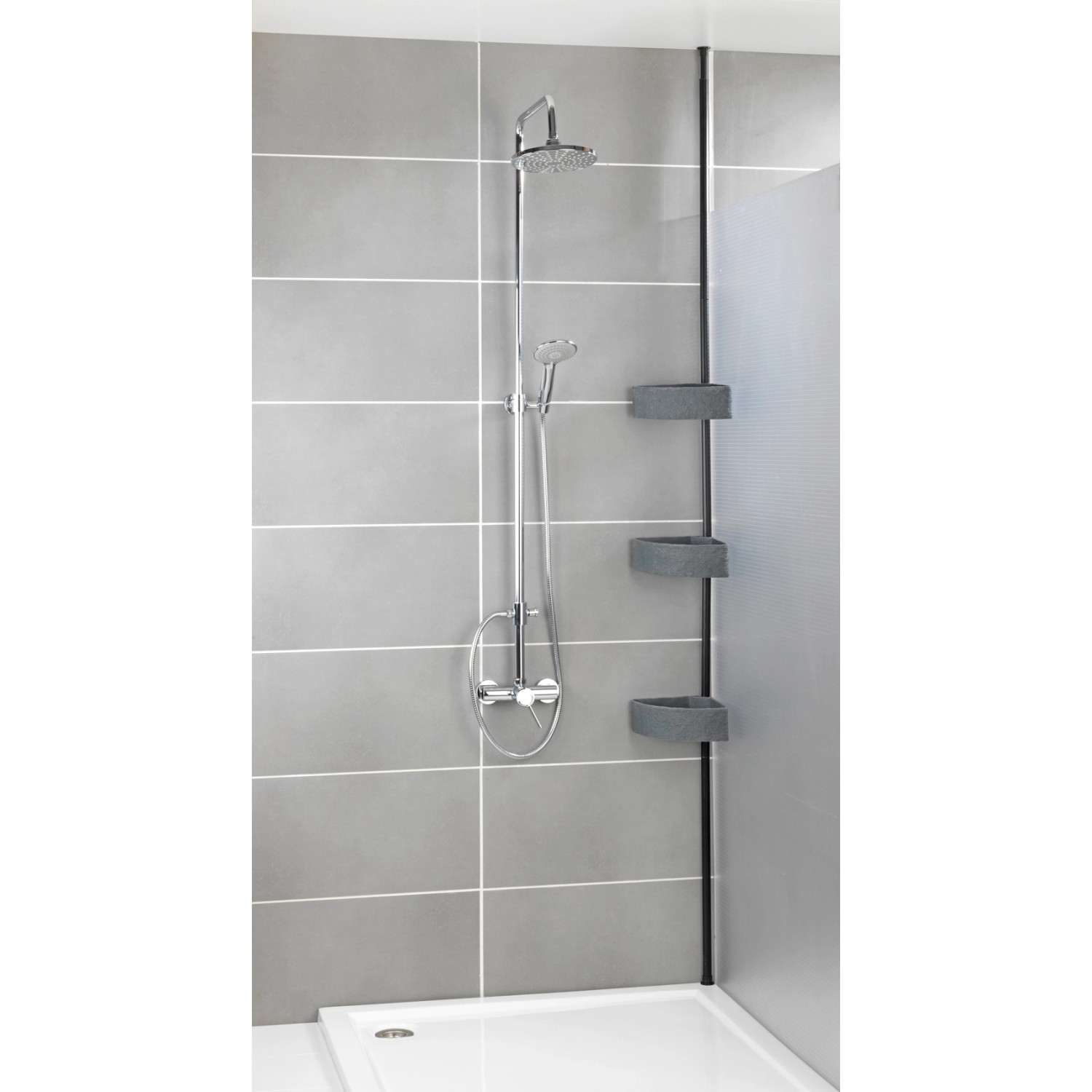 Wenko Teleskop-Eckregal Villata mit 3 grauen Körben in Dusche.