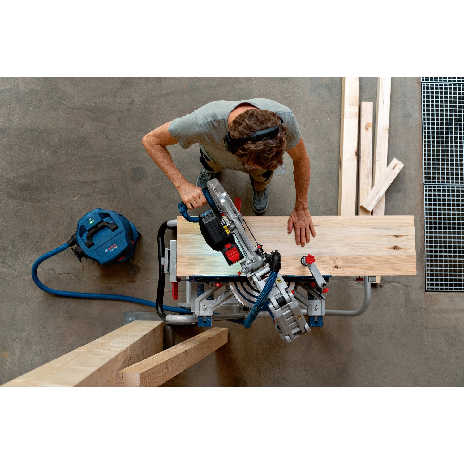 Bosch Professional Akku-Kapp- und Gehrungssäge GCM 18V-305 GDC im Einsatz mit Absaugung.