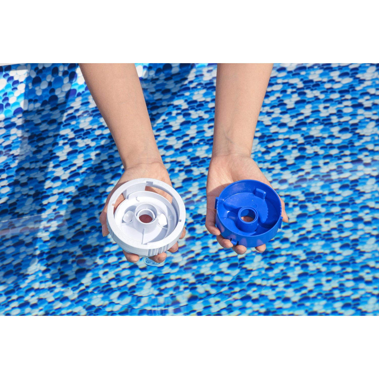 Detailaufnahme von Skimmer-Teilen für Bestway Hydrium Stahlwandpool Set, weiß und blau.