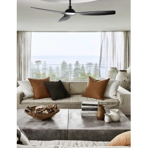 Schwarzer Lucci Air Deckenventilator Moto (132 cm) mit Fernbedienung im Wohnraum.