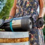 Gardena Regenfasspumpe 4700/2 Inox mit Filter in Hand über Regenfass. Elektro-Pumpe für Gartenbewässerung.