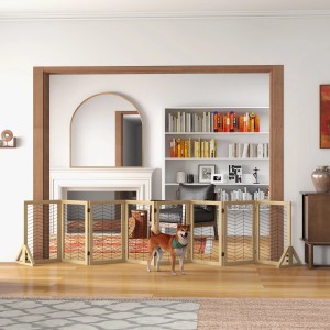 PawHut Absperrgitter, klappbar, mit 8 Elementen, vor Wohnzimmerwand mit Hund.