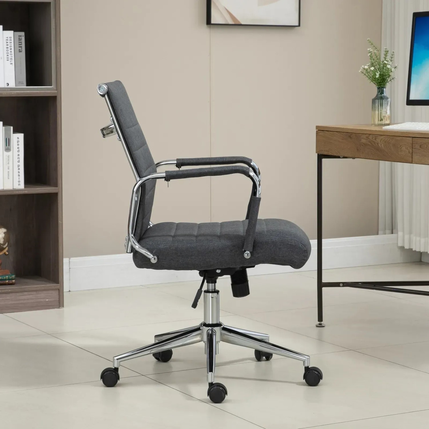 Svita Office Comfort Bürostuhl, dunkelgrauer Drehstuhl mit niedriger Rückenlehne und Stoffbezug.