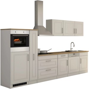 Landhausküche Rom, 330 cm, weiß matt, mit E-Geräten: Backofen, Kochfeld, Dunstabzugshaube, Kühlschrank.