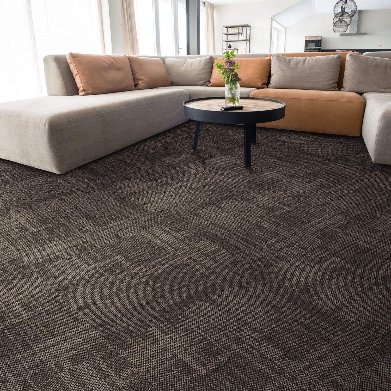 Beige Teppichfliesen Luzern 50x50 cm, selbstliegend und schalldämmend im Wohnzimmer.