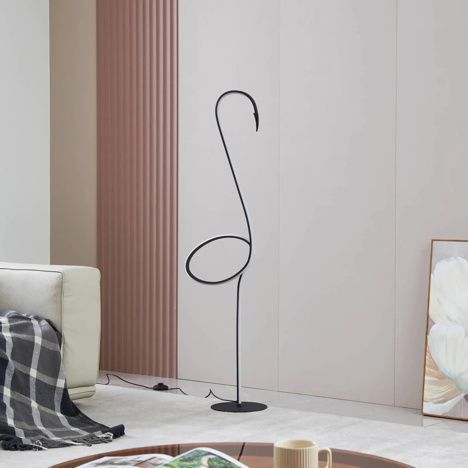 Moderne, dimmbare LED Stehlampe Pajaro in Schwarz aus Metall, 130cm hoch für Wohnzimmer.