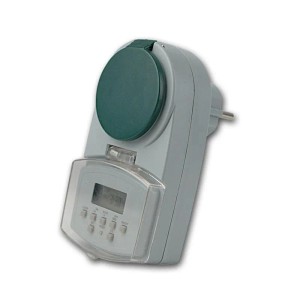 Graue digitale Wochen-Zeitschaltuhr für Außen mit grünem Klappdeckel und Display, IP44 Schutz.