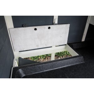 Detailansicht: Klappe am Kleintierstall Villa, grau-weiß, mit Rampe zum Freilaufgehege.