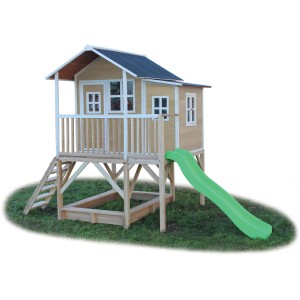 EXIT Loft 550 Holzspielhaus mit Rutsche, Leiter und Sandkasten unter dem Haus.