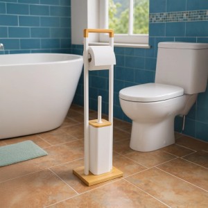 Elegante, freistehende WC Garnitur in Weiß mit Bambus-Akzenten. Kombinierter Toilettenpapierhalter und WC-Bürste für das Bad.