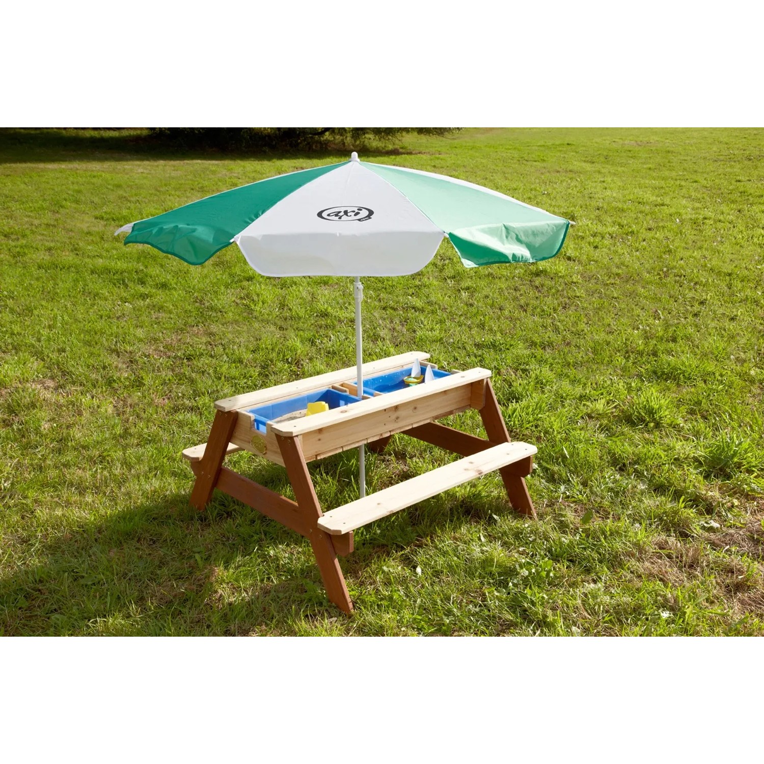 Sand- und Wasserspieltisch Nick Braun mit Sonnenschirm und zwei blauen Behältern.