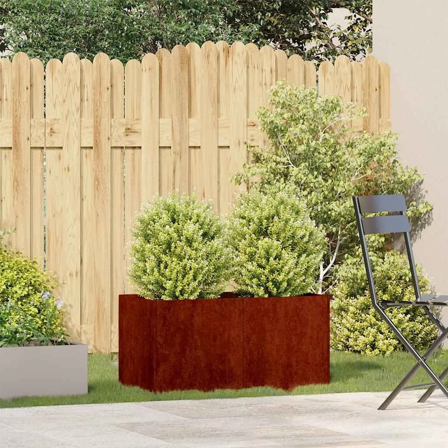 Rostiger Pflanzkübel aus wetterfestem Stahl mit grünen Pflanzen auf Terrasse. Ideal für Garten & Balkon.