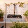 Gardena Cleansystem Fensterwischer mit Mikrovlies und Abziehlippe, hängend an einer Wand.