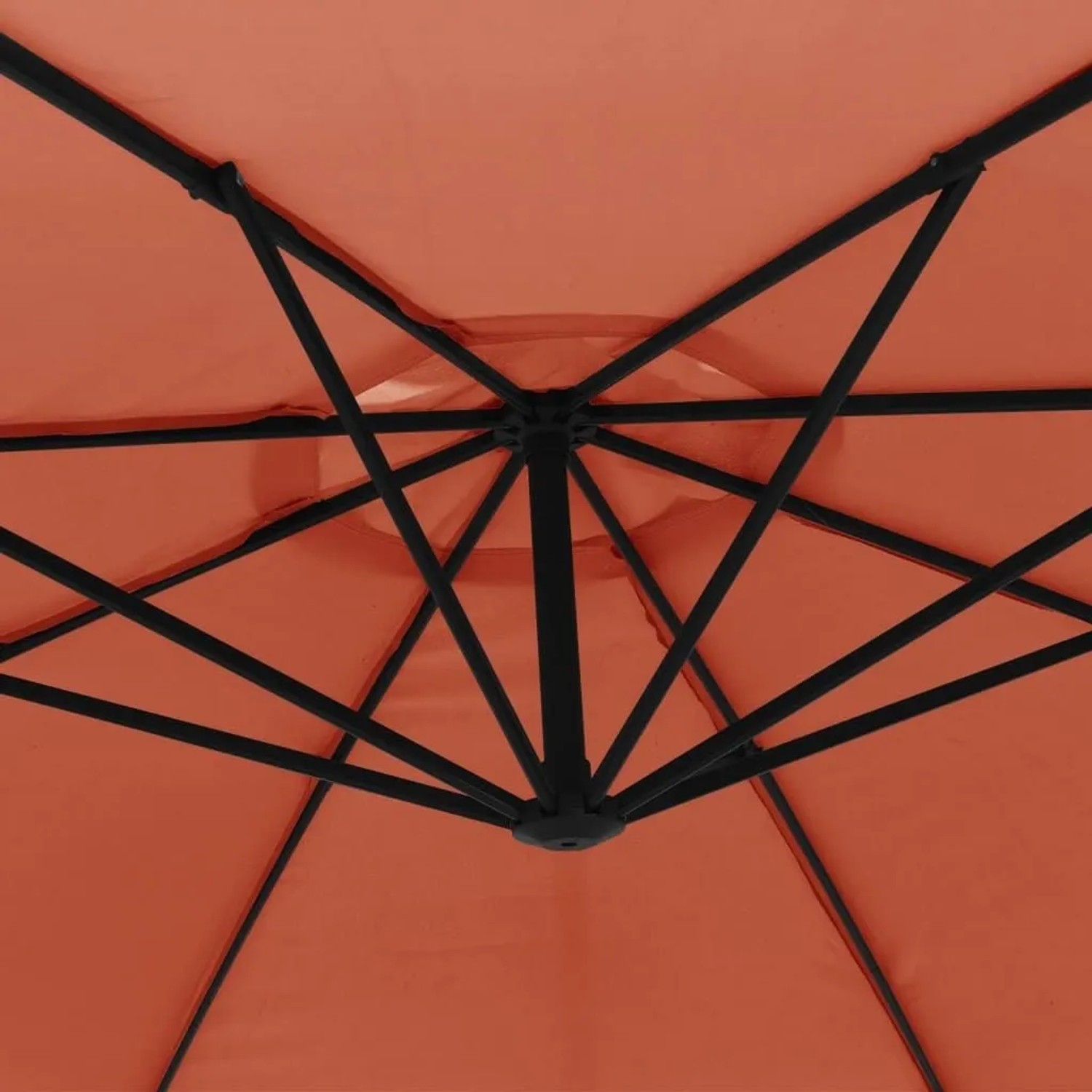 Unterseite des terrakottafarbenen Ampelschirms mit schwarzem Metallgestell, robusten Schirmrippen und Entlüftungsöffnung.