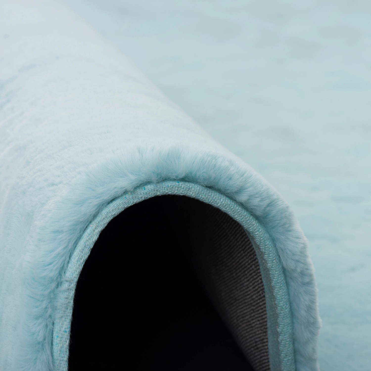 Detailaufnahme: Türkiser, runder Fellteppich (80x80cm) der Marke Pergamon. Super Soft und luxuriös.