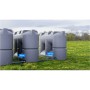 Graue, marmorierte KMND 2000L Flach-Trinkwassertanks, modular verbunden mit Rohren auf einer grünen Wiese.