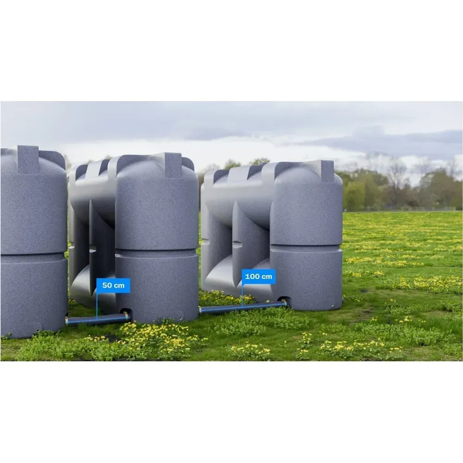 Graue, marmorierte KMND 2000L Flach-Trinkwassertanks, modular verbunden mit Rohren auf einer grünen Wiese.