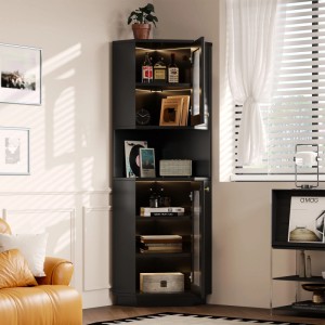 Schwarzer Eckschrank mit LED-Beleuchtung, Glastüren und verstellbaren Einlegeböden im Wohnzimmer.