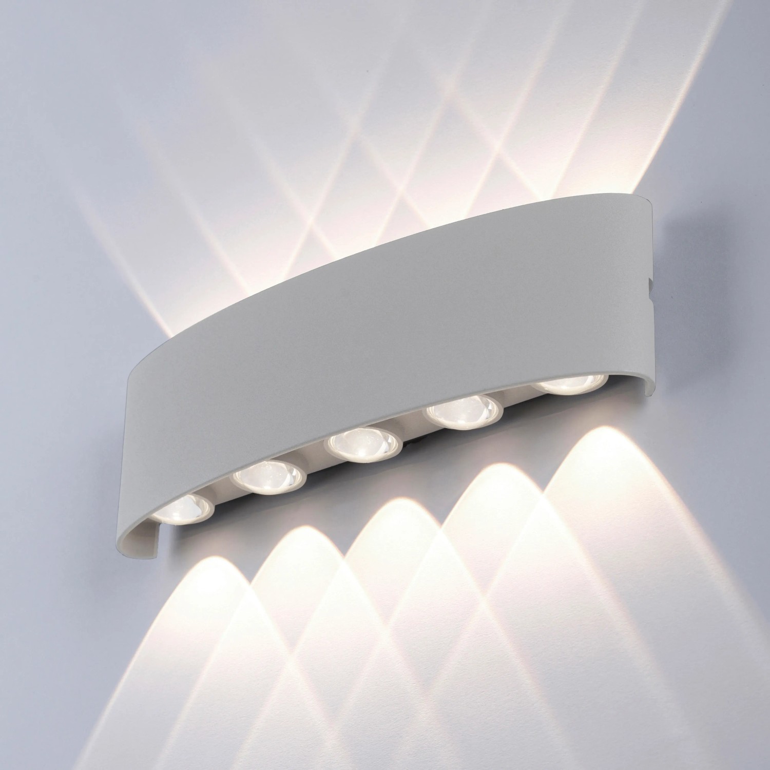 Moderne, silberne LED-Wandleuchte Carlo von Paul Neuhaus, die Lichtkegel nach oben und unten wirft.