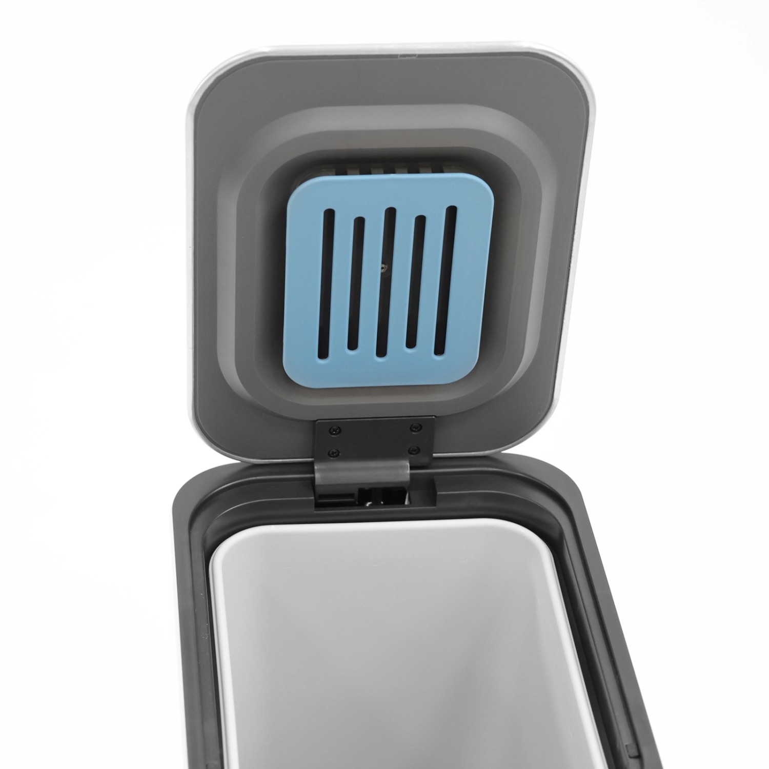 Detailaufnahme: Weißer Svita Sensormülleimer mit geöffnetem Deckel und Aktivkohlefilter.