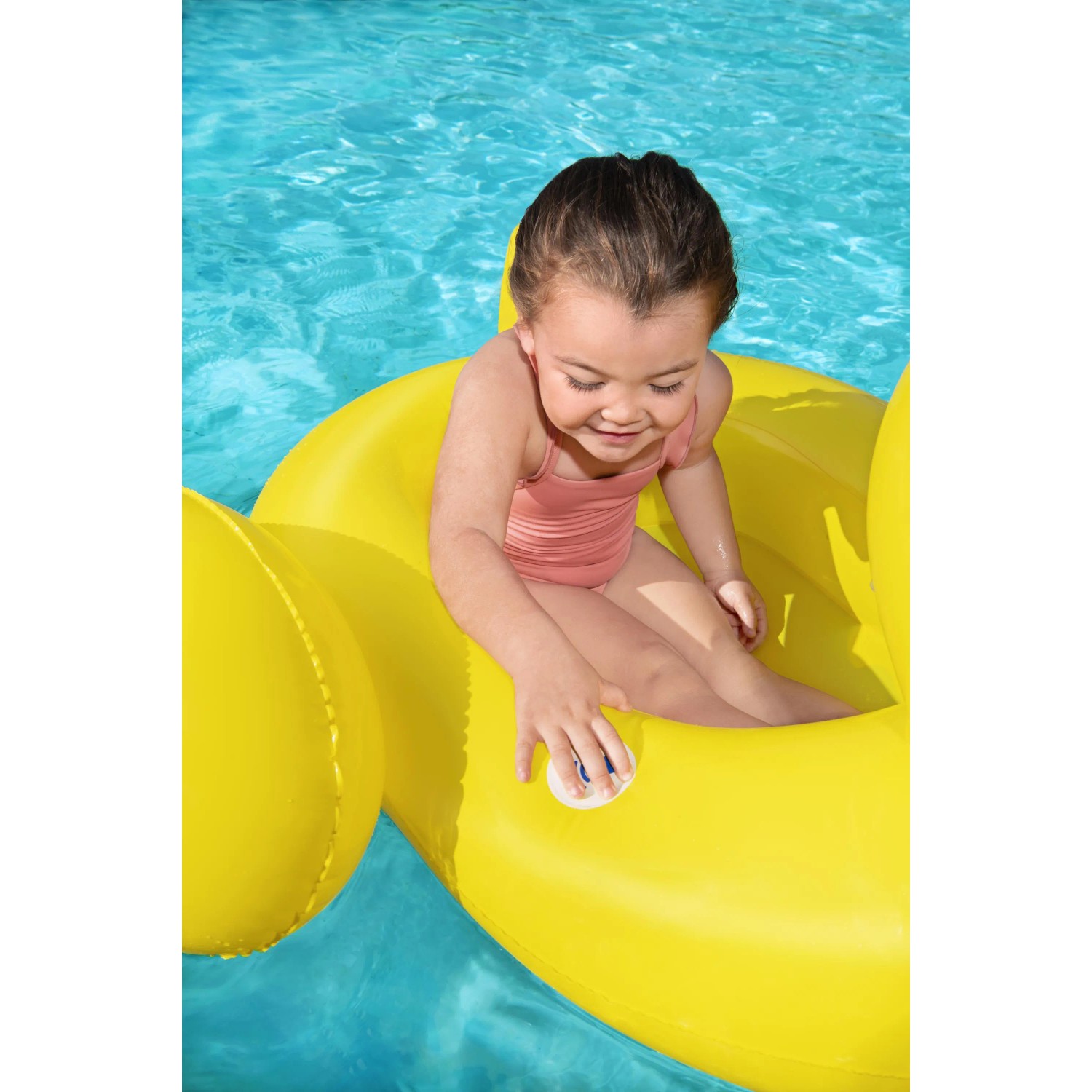 Kind im gelben Bestway Schlauchboot Ente mit Lautsprecher im Pool.