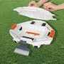 Flowclear Aquarover Poolroboter, geöffnet, mit Bürste und abgenommenem Deckel auf Rasen.