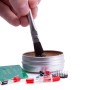 Weller Lötzubehör-Set: Flussmittel, Lot, Pinsel und Reinigungswolle für optimale Lötverbindungen.