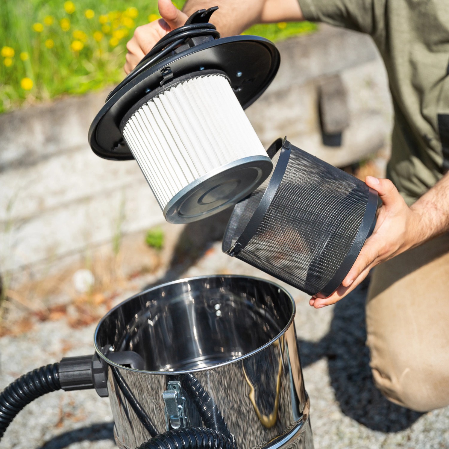 Aschesauger AS-20/1200 A Edelstahl mit Filter und Schmutzsieb über dem Behälter.