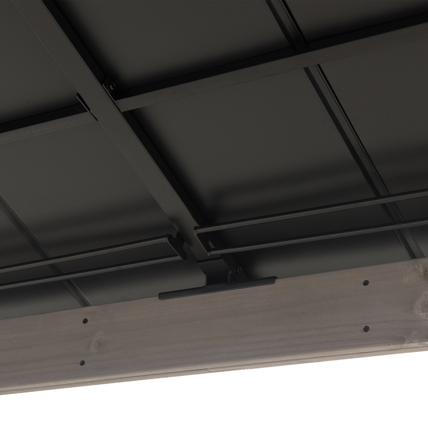 Detailansicht des Sunjoy Gazebo Rysy: Schwarzes Stahldach und Zedernholz-Rahmen der Terrassenüberdachung.