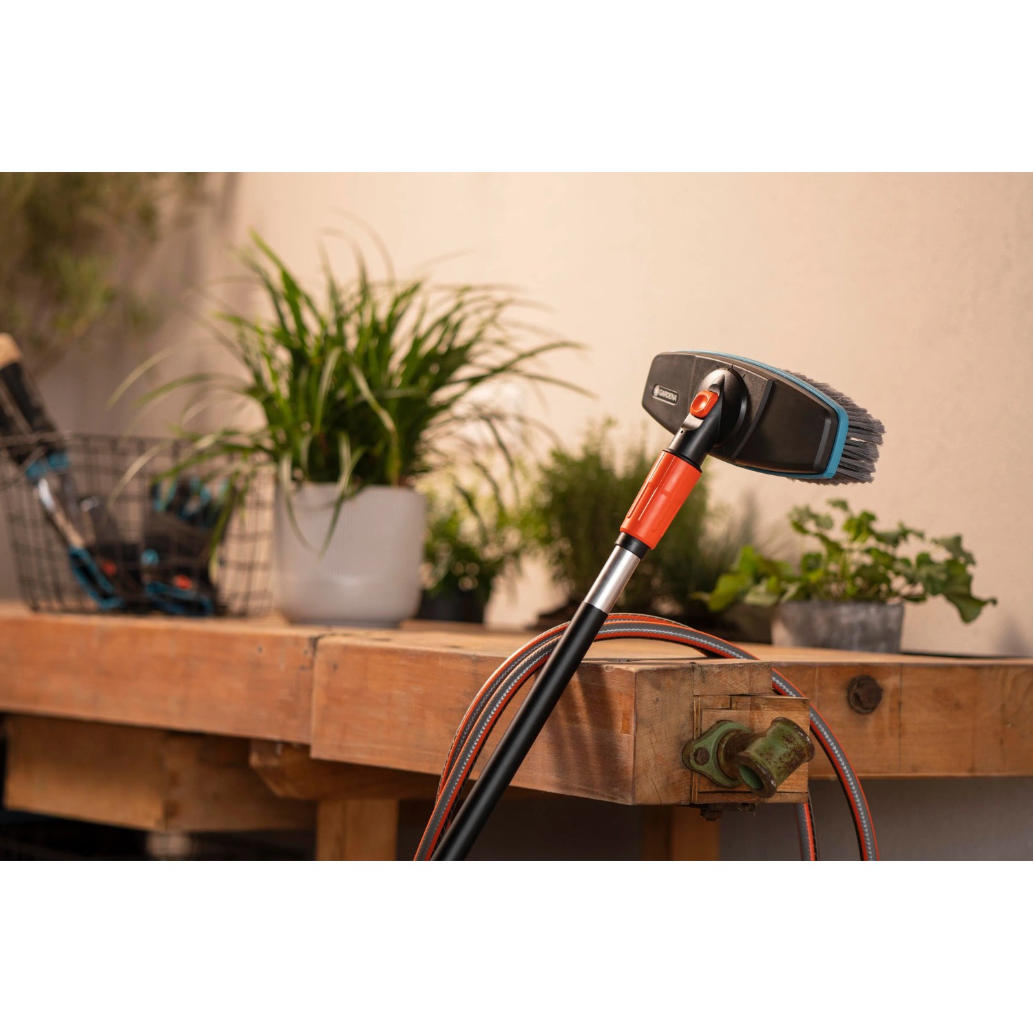 Gardena Cleansystem Stielbürste Soft, anthrazit, mit weichen Borsten und drehbarem Bürstenkopf.