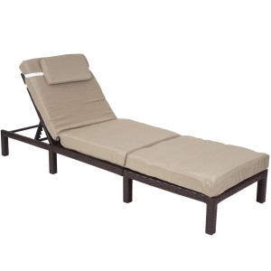 Braune Poly-Rattan Sonnenliege mit creme-farbenen Kissen. Premium Ausführung.
