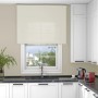 Beiges Tageslicht-Rollo 50x150 cm am Fenster in Küche.