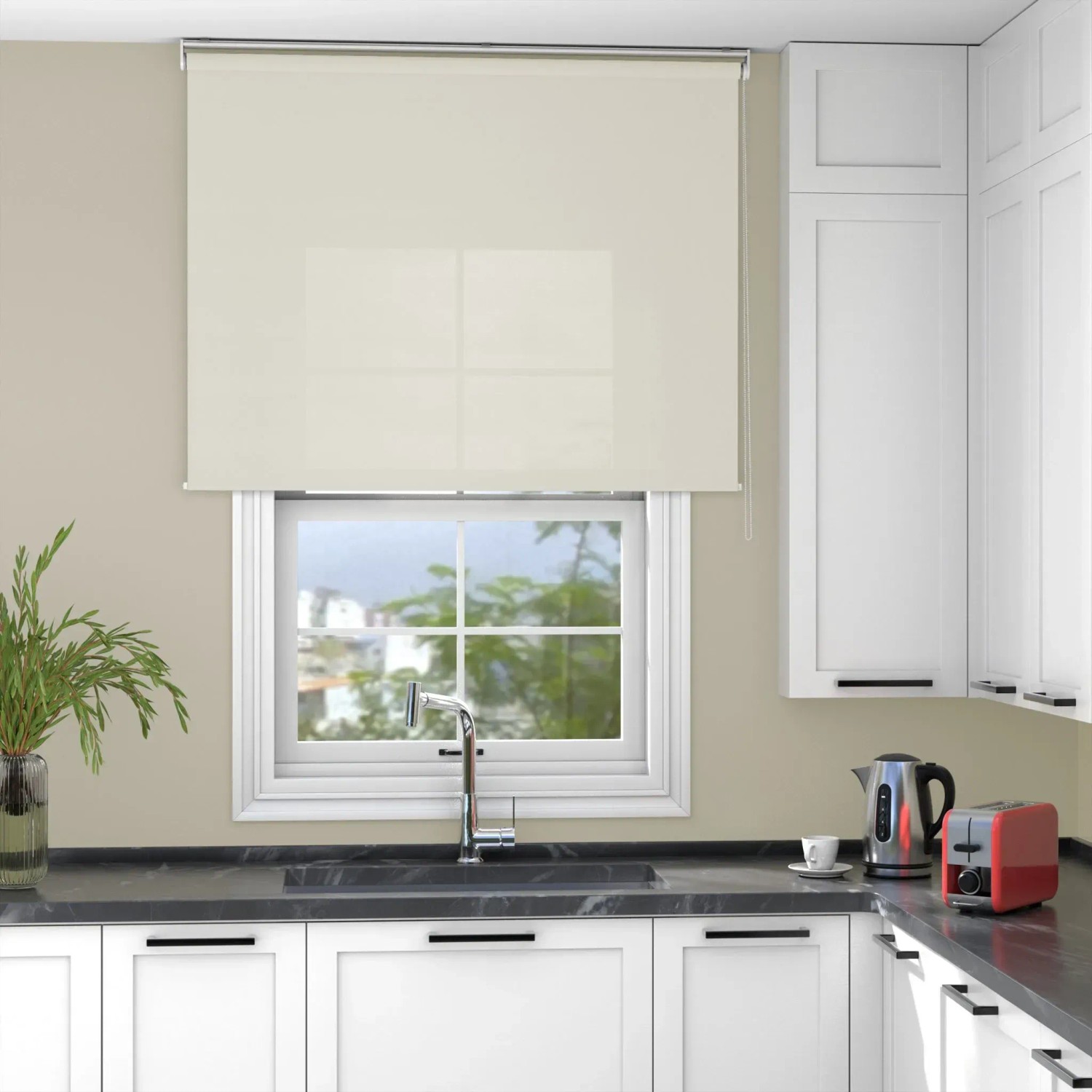 Beiges Tageslicht-Rollo 50x150 cm am Fenster in Küche.