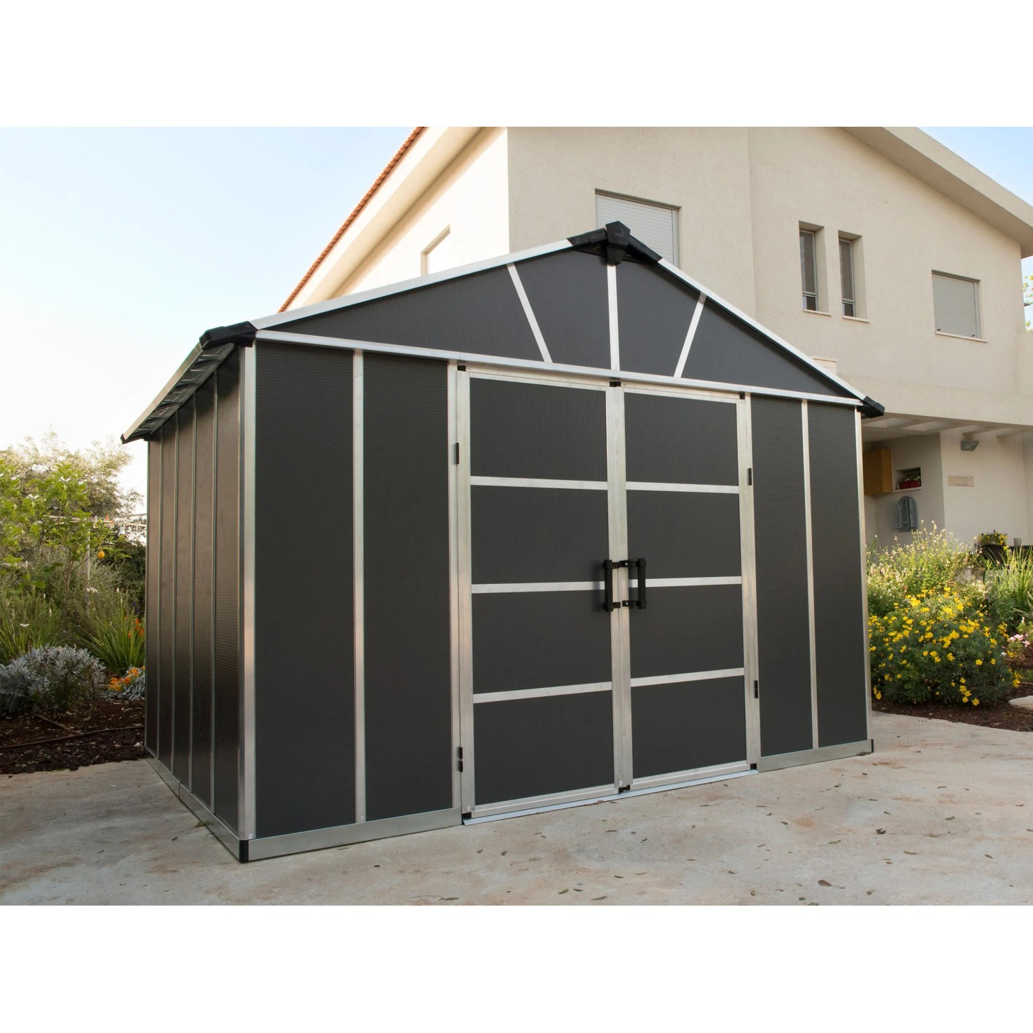 Graues Palram Canopia Gerätehaus Yukon 3.3 x 2.7 aus Kunststoff mit Doppeltür.