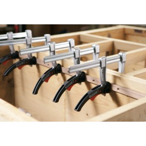 Bessey KliKlamp KLI 160/80 Spannwerkzeug im Einsatz zum Fixieren von Holz.