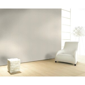 Beige-gelbe Vliestapete Farbenspiel an Wand im Raum mit Sessel.