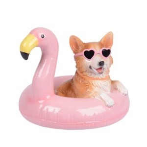 Dekorative Hundefigur in rosa Flamingo-Schwimmring mit Herz-Sonnenbrille. Verspielte Gartendekoration aus Kunstharz.