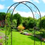 Schwarzer Stahl Rosenbogen als Rankhilfe für Kletterpflanzen. Wetterfestes Design mit Ornamenten im Garten.