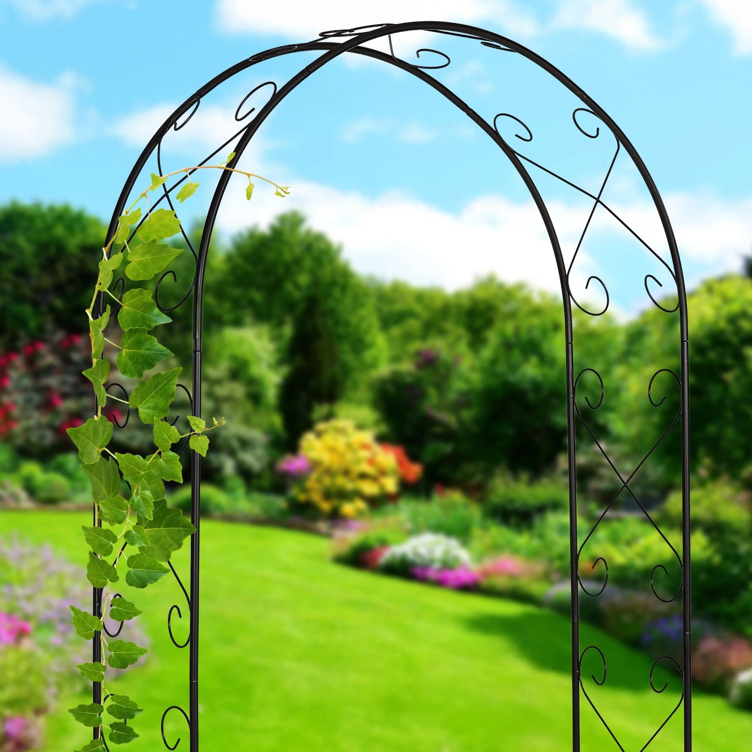 Schwarzer Stahl Rosenbogen als Rankhilfe für Kletterpflanzen. Wetterfestes Design mit Ornamenten im Garten.