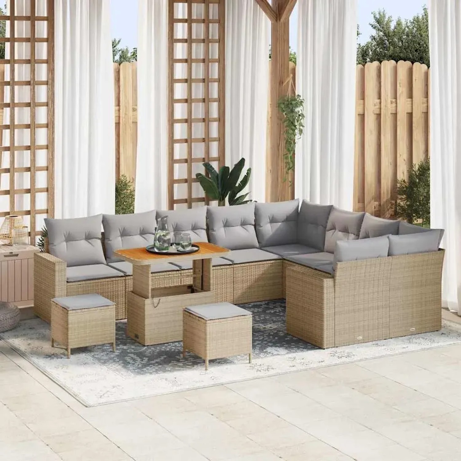 Beiges 12-teiliges vidaXL Garten-Sofa-Set aus Poly Rattan mit Tisch und Hockern.