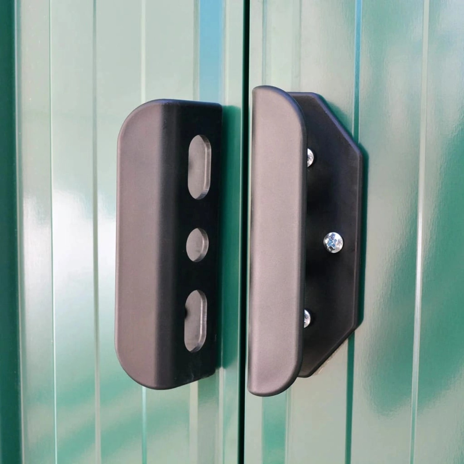 Detailaufnahme: Grüne Metalltür mit schwarzen Griffen des vidaXL Gartenschuppens.