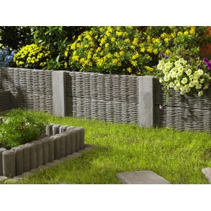 Mähkante in Antik-Holzoptik aus Beton, zur Beet- und Rasenbegrenzung im Garten.