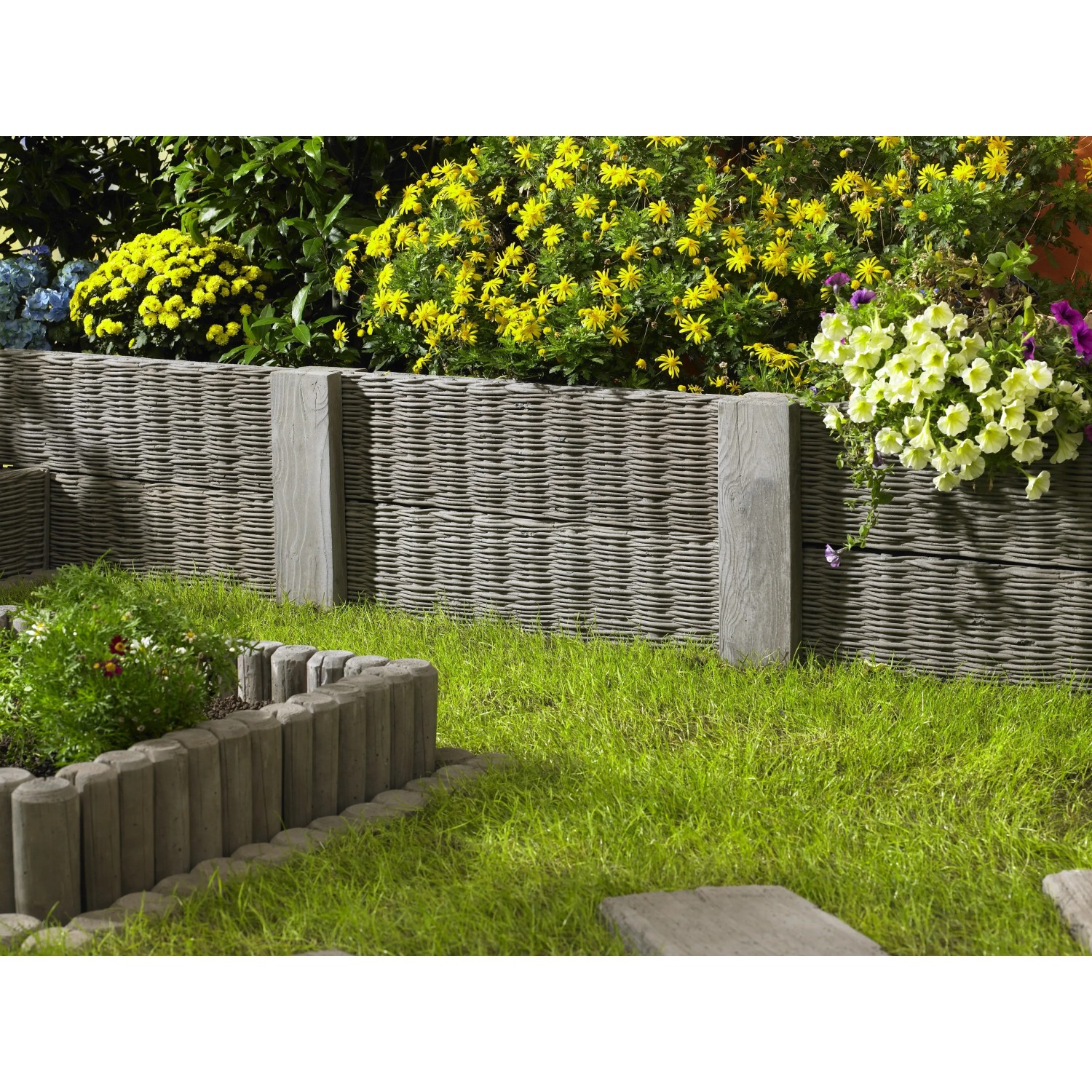 Mähkante in Antik-Holzoptik aus Beton, zur Beet- und Rasenbegrenzung im Garten.