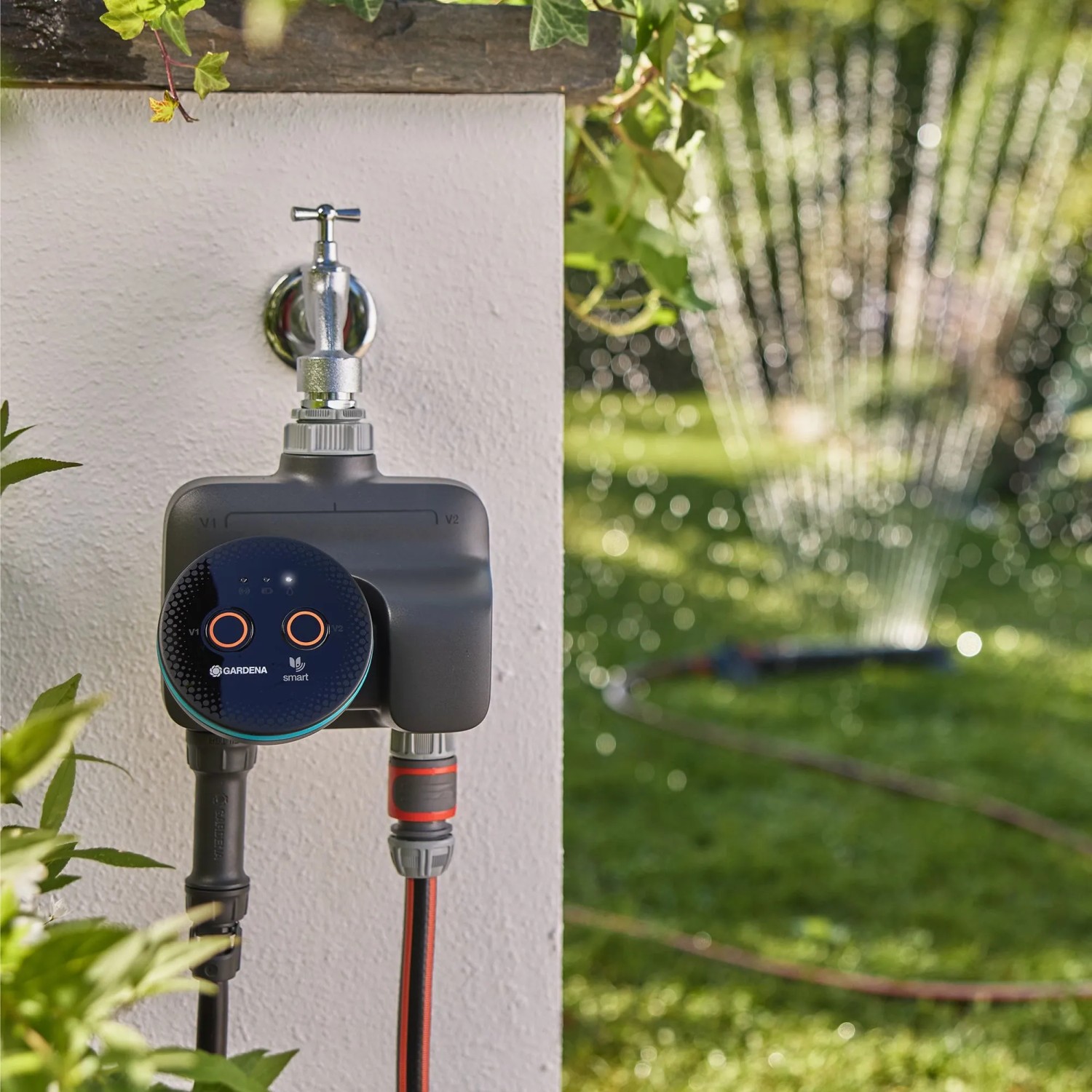 Gardena Smart Dual Water Control Bewässerungscomputer mit zwei Ventilen am Wasserhahn.